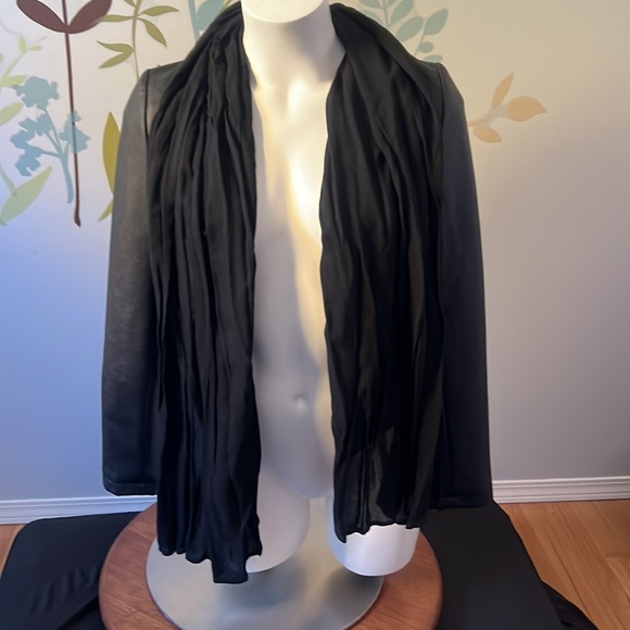 Lady Dutch leather feel jacket with attached scarf - Picture 3 of 10